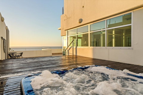 Glenelg Skyline Beachfront Penthouse, Adelaide - Timeshare Accommodation 3