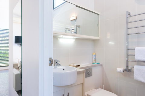 By The Beach B&B Self Contained Apartments - Timeshare Accommodation 12