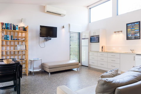 By The Beach B&B Self Contained Apartments - Timeshare Accommodation 9