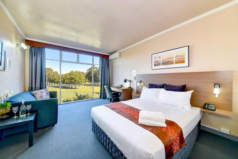 The Select Inn Ryde - Timeshare Accommodation 14