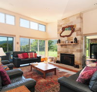 Bottlebrush Lodge - Great views and a pool