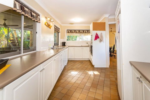 Bribie Beach House, Waterfront Directly Across The Road - Solander Esp, Banksia Beach - Timeshare Accommodation 2