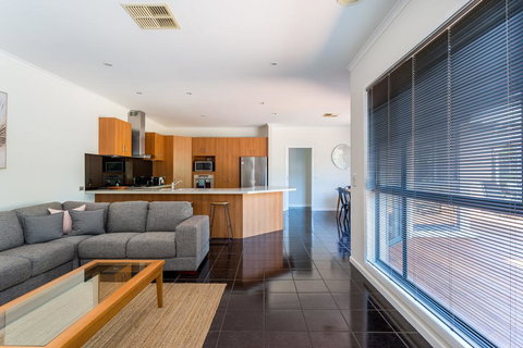 Caxton Beach House - Hot Tub Spa - Timeshare Accommodation 2