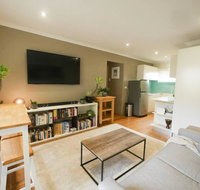 Chic Pet Friendly  500m to the Beach w/ parking - Timeshare Accommodation