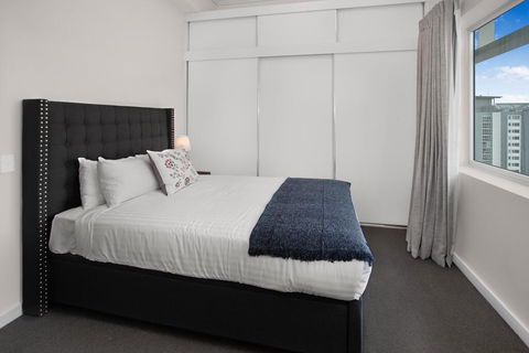 City-Centre Apartment With River Views And Balcony - Timeshare Accommodation 1