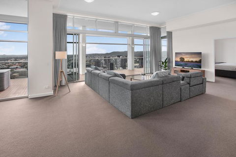 City-Centre Apartment With River Views And Balcony - Timeshare Accommodation 2