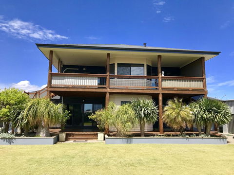 Coastal Paradise Holiday Home: Swimming Pool + WiFi - Timeshare Accommodation 3