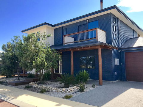 Coastal Paradise Holiday Home: Swimming Pool + WiFi - Timeshare Accommodation 2