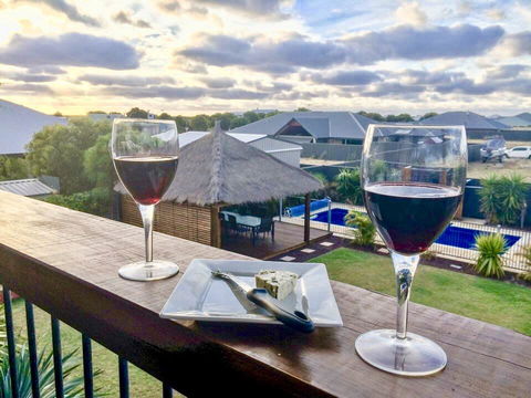 Coastal Paradise Holiday Home: Swimming Pool + WiFi - Timeshare Accommodation 0
