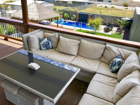 Coastal Paradise Holiday Home: Swimming Pool + WiFi - Timeshare Accommodation 1