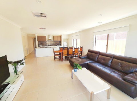 Comfortable 5BR House 6mins To Werribee Station.Great Ocean Road Tourist Stopover - Timeshare Accommodation 0
