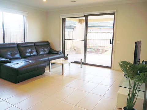 Comfortable 5BR House 6mins To Werribee Station.Great Ocean Road Tourist Stopover - Timeshare Accommodation 1