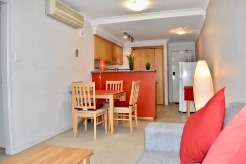 Convenient City Apartment With Pool Gym And Tennis Court - Timeshare Accommodation 1