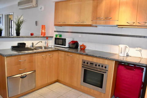 Convenient City Apartment With Pool Gym And Tennis Court - Timeshare Accommodation 3