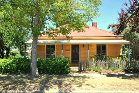 Cooma Cottage - Timeshare Accommodation 0