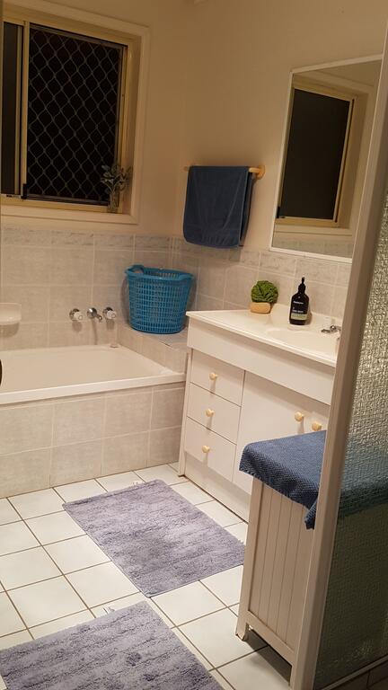 Cosy Quiet Bedroom Ferny Grove - Timeshare Accommodation 3