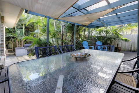 FRANGIPANI BEACH HOUSE - PET FRIENDLY 22 Belbourie Cres Boomerang Beach - Timeshare Accommodation 2