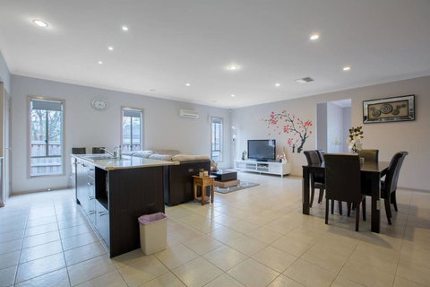 Gorgeous 4BR Home In Point Cook - Timeshare Accommodation 3