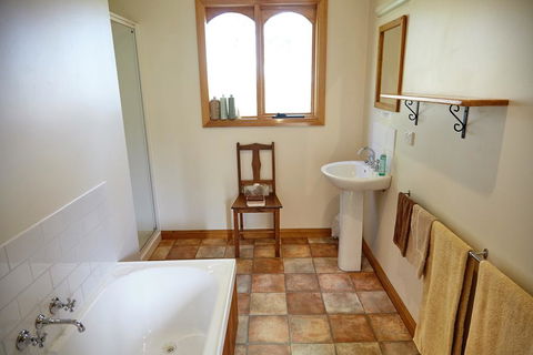 Herons Rise Vineyard Accommodation - Timeshare Accommodation 1