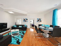 Hidden Gem in Cafe Strip Chadstone  King Bed