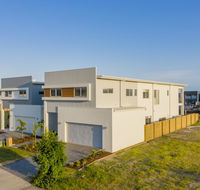 HomePlus -Fabulous Waterfront Dream Holiday House - Timeshare Accommodation