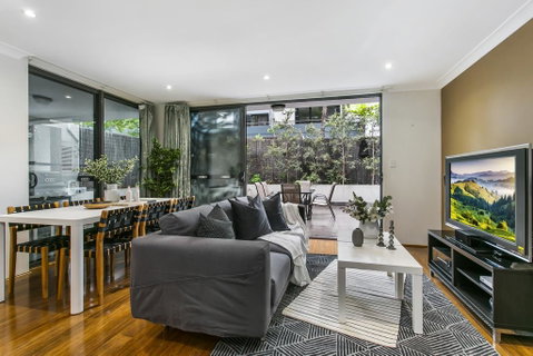 Large Unit Amid Inner-city Greenery Close To CBD - Timeshare Accommodation 0