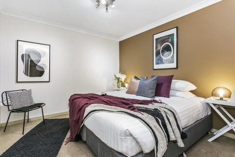 Large Unit Amid Inner-city Greenery Close To CBD - Timeshare Accommodation 1
