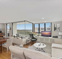 Light filled apartment with sweeping harbour views - Timeshare Accommodation