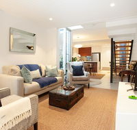 Quiet Family Home With Garden Courtyard Near Cafes - Timeshare Accommodation