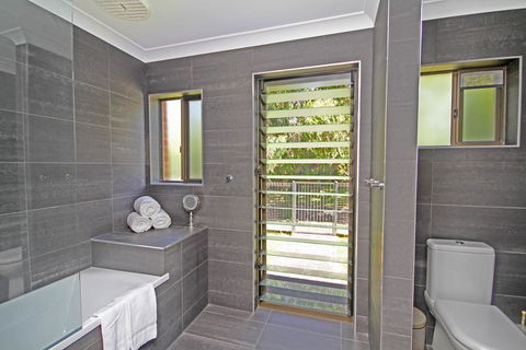 Red Door Beach House - Marcoola Beach - PET FRIENDLY, FOXTEL, WIFI, 500 BOND, Linen Supplied - Timeshare Accommodation 3