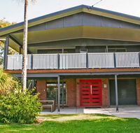 Red Door Beach House - Marcoola Beach - PET FRIENDLY FOXTEL WIFI 500 BOND Linen Supplied - Timeshare Accommodation