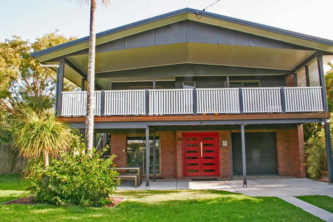 Red Door Beach House - Marcoola Beach - PET FRIENDLY, FOXTEL, WIFI, 500 BOND, Linen Supplied - Timeshare Accommodation 0