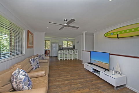 Red Door Beach House - Marcoola Beach - PET FRIENDLY, FOXTEL, WIFI, 500 BOND, Linen Supplied - Timeshare Accommodation 2