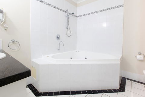 REGAL 32 APARTMENT - SPA BATH - Macrossan St - Timeshare Accommodation 2