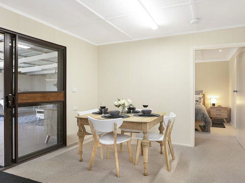 Silky Oak Cottage - Cosy With Country Views - Timeshare Accommodation 3