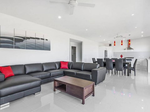 Skenes Retreat - Views Of The Ocean From The Deck - Timeshare Accommodation 3