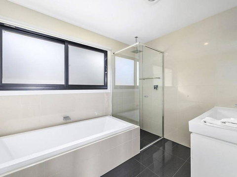 Skenes Retreat - Views Of The Ocean From The Deck - Timeshare Accommodation 2