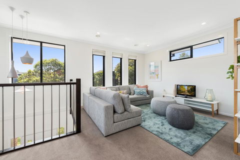Spacious 4-Bed House With Parking And Backyard - Timeshare Accommodation 0