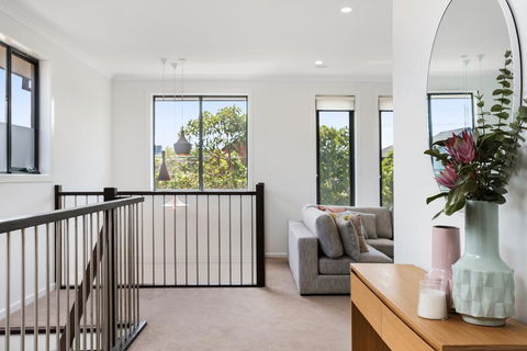 Spacious 4-Bed House With Parking And Backyard - Timeshare Accommodation 1