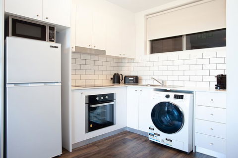 Sprawling City Views And Balcony In Cosy Apartment - Timeshare Accommodation 3