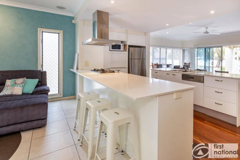 Stunning Waterfront Home With Pool - Sylvan Beach Esp, Bellara - Timeshare Accommodation 3