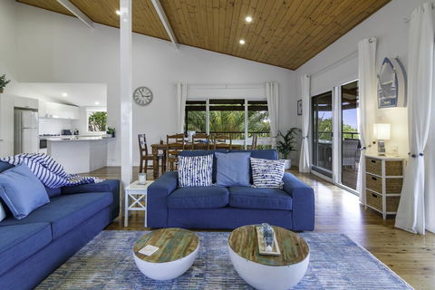 Stylish Renovated Home - Ocean Views - Fireplace - Timeshare Accommodation 3