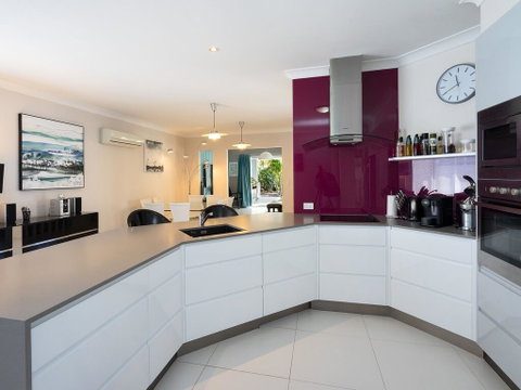 Super Sized Family Retreat With A Pool - Timeshare Accommodation 2
