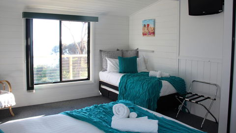 KINGFISHER COTTAGE Beachfront At The Binalong Bay - Timeshare Accommodation 5