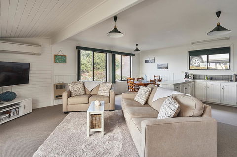 KINGFISHER COTTAGE Beachfront At The Binalong Bay - Timeshare Accommodation 4