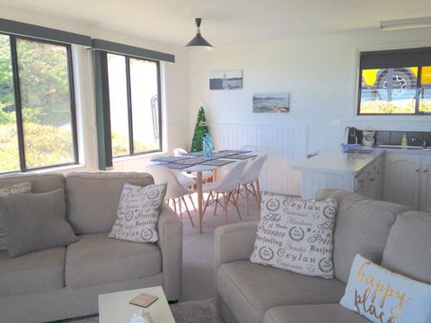 KINGFISHER COTTAGE Beachfront At The Binalong Bay - Timeshare Accommodation 24