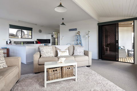 KINGFISHER COTTAGE Beachfront At The Binalong Bay - Timeshare Accommodation 22