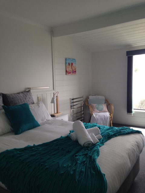 KINGFISHER COTTAGE Beachfront At The Binalong Bay - Timeshare Accommodation 23