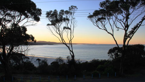 KINGFISHER COTTAGE Beachfront At The Binalong Bay - Timeshare Accommodation 19