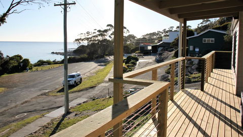 KINGFISHER COTTAGE Beachfront At The Binalong Bay - Timeshare Accommodation 9